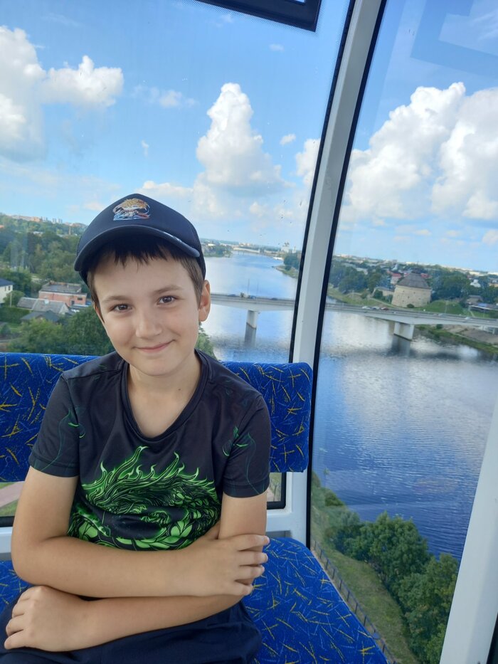 Сына покажу, а с мужем фото и не найти... А ребенка хотя бы бабушки снимают :)