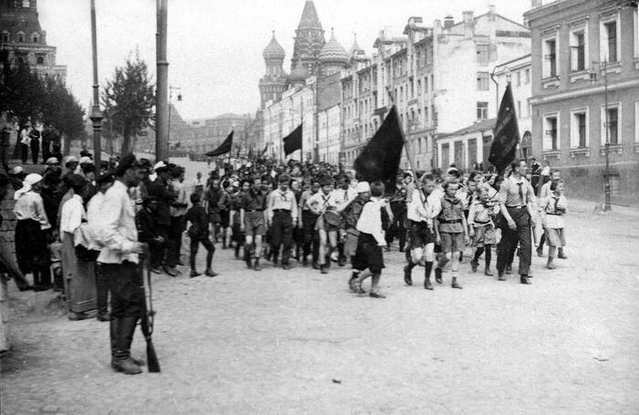 Пионеры после первомайской демонстрации,Семен Ильин, 1 мая 1930 года, г. Москва, Красная пл - Фотография, Черно-белое фото, СССР, Москва, Пионеры, 1 мая, 1930