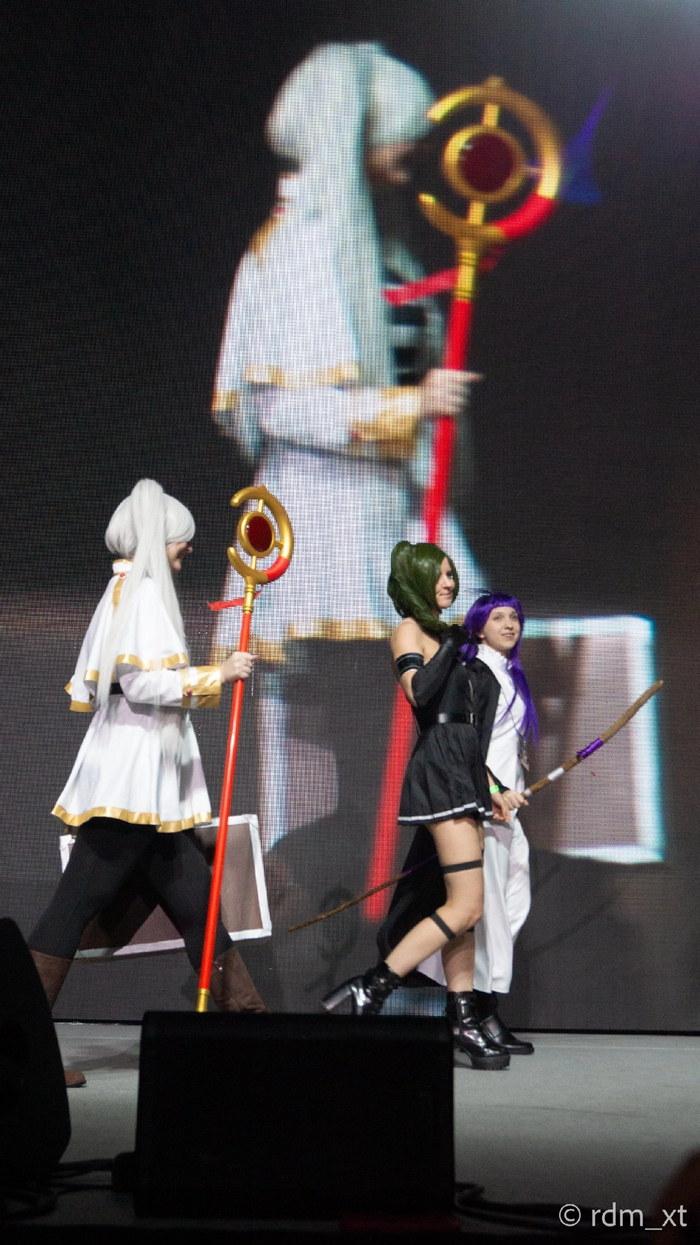 Заглянули на сцену, но девочки слишком испугались и стремительно её покинули