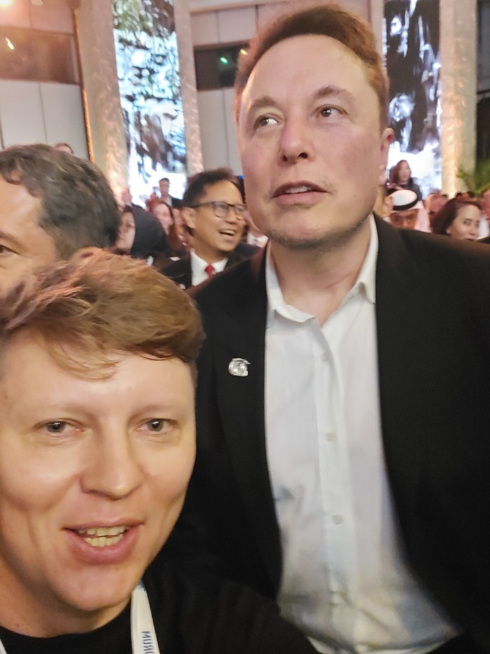 Илон Маск, Василий Попов - 2024, Индонезия.