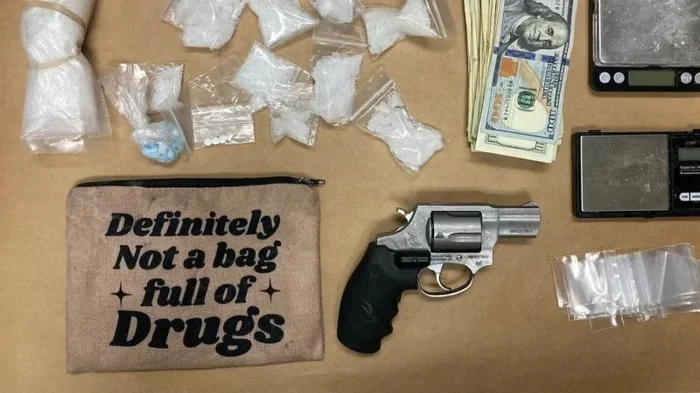 Police found drugs in bag with 'Definitely not a bag full of drugs' sign - USA, Drugs, Police, Drug trade, Video