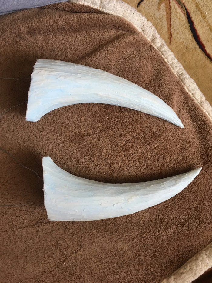 Клыки на крыльях делала из пенаплекса и жидких гвоздей :)