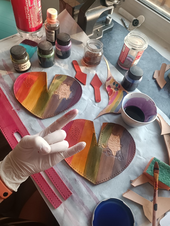 Краски еще не высохли, поэтому видны мокрые пятна