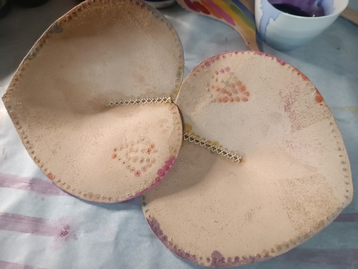 Заодно прошила сердечки, чтобы рисовать уже на готовой плоскости, как оказалось полосы по прямой и на рельефе не одинаково прямые ХD