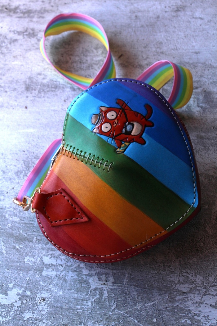 Ремешок, конечно, тоже радужный. Чтобы не заморачиваться просто взяла стропу.