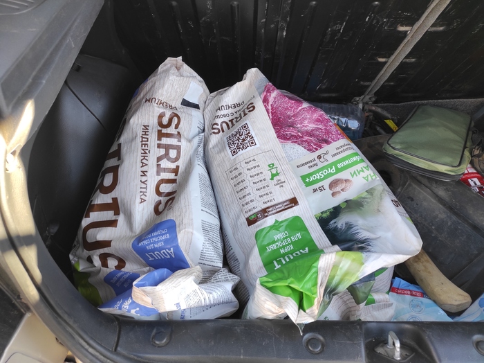 Купили корм, воду и поехали)