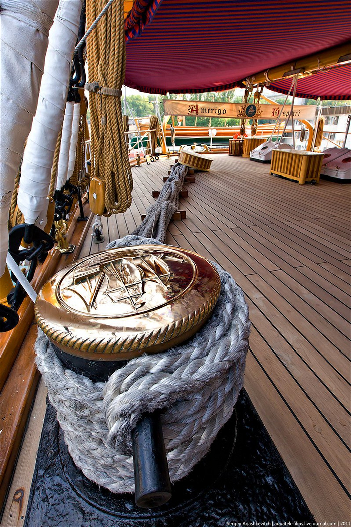 Блестящая накладка на кнехт обязательна. Итальянцы -про красоту))