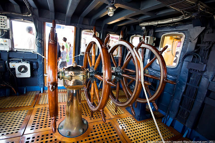 По 2 человека с каждой стороны