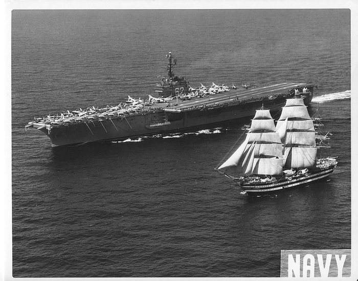 Америго Веспуччи на фоне американского авианосца