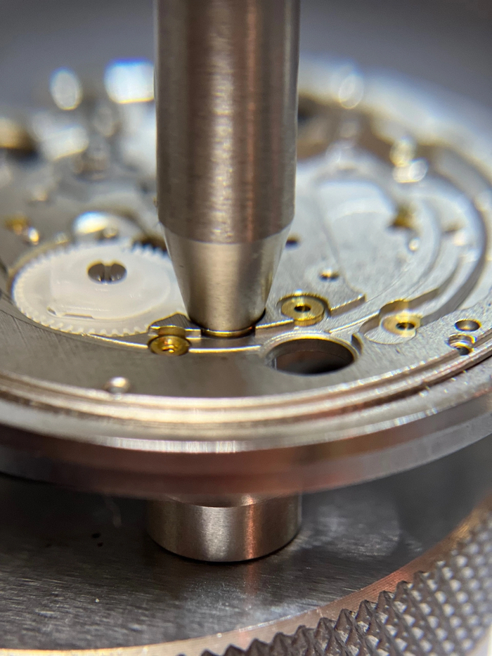 После запрессовки. Ось баланса под замену, благо на данных механизмов всегда про запас. На работу 12 месяцев гарантии