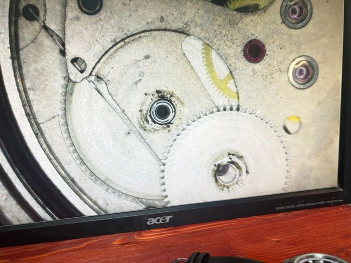 Барабан с колесо барабана со почерневшей старой смазкой и мусору по механизму