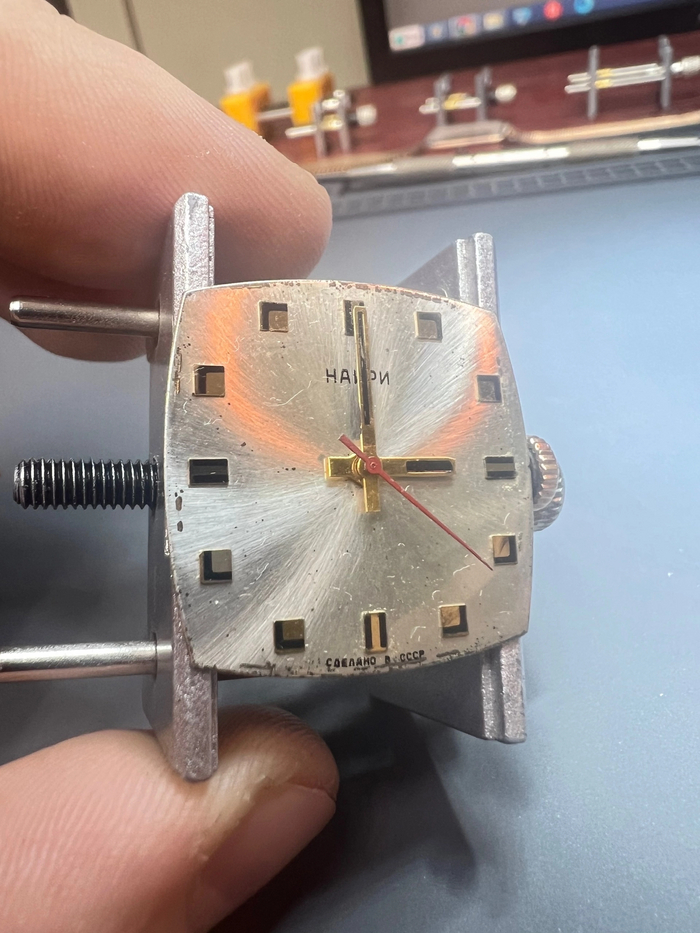 До чистки циферблат и стрелки имеют налет и «ворс»