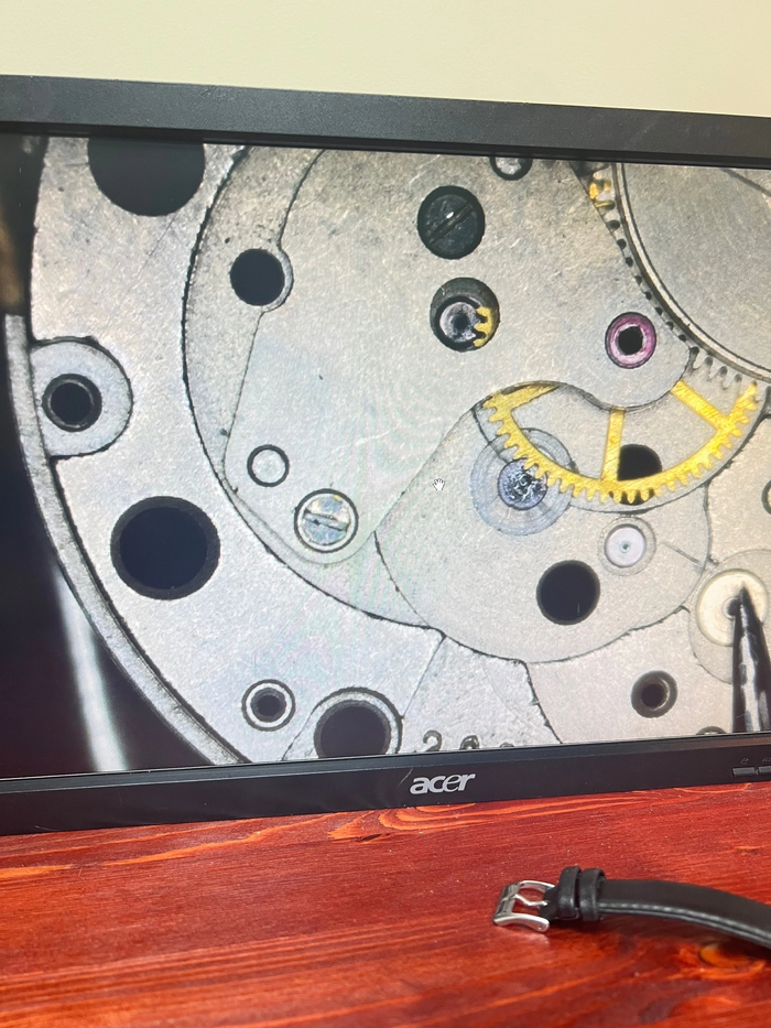 Бутоны со старой смазкой, а механизм в темных пятнах и с сором