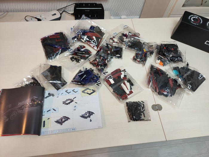 внушительная инструкция на 250 страниц, все детали разделены на 4 секции по пакетикам