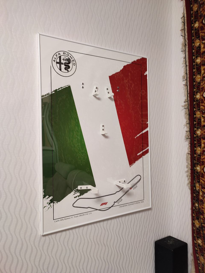 модель держится на 5 точках опоры