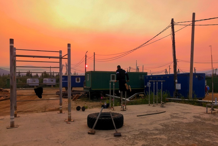 Лето. Уличная площадка для тренировок и вечернее небо