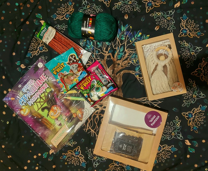 Я люблю вязать, у меня есть собаки и ребенок - соответственно, мы видим, что моя анкета была прочитана и принята к сведению, зря я думала, что подарок будет "не под меня".