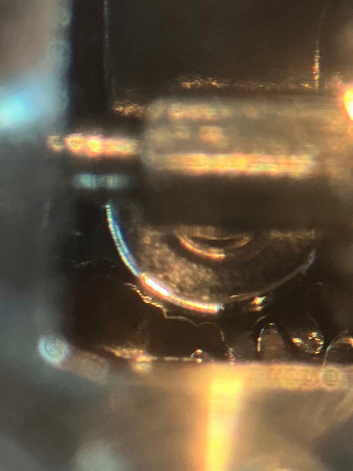 Поломанные зубья ручного перевода времени