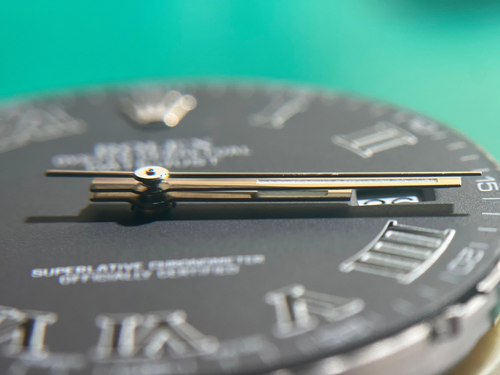 После чистки и сборки механизма, накидываются стрелки и на фото результат установки последних.