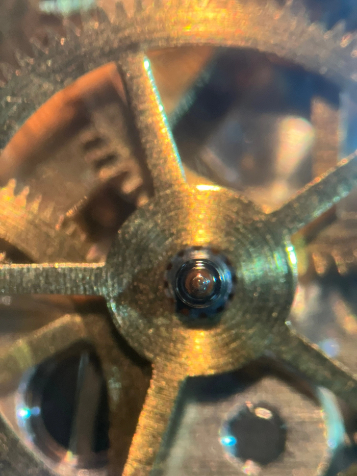 Ржавчина на одном из колес в ангренаже. Видимо была вода