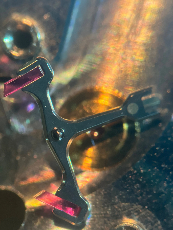 Анкерная вилка часов, даже она декорирована - снята фаска и отполирована. В Rolex каждый узел доведен по идеала, удовольствие с такими часами работать