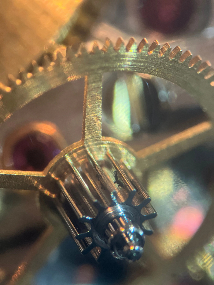 Грязь на трибе первого колеса. Грязь на зубьях появляется в самый последний момент, обычно первым загрязняются оси колес и бушоны. Так же грязь на зубьях свидетельство не выполнения профилактической чистки