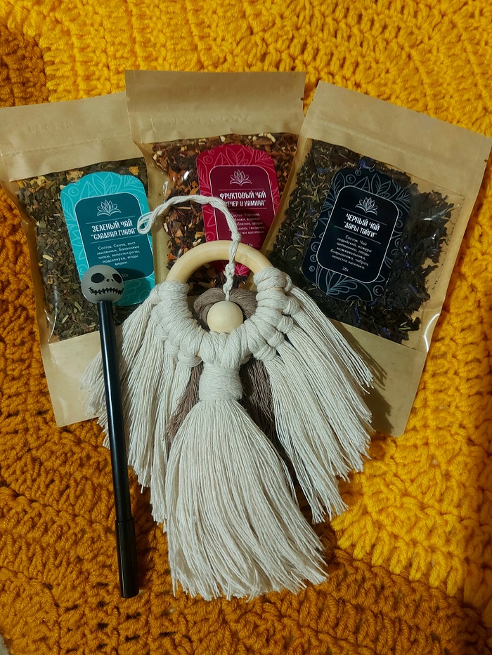 Черный линер в тему (я немного рисую), симпатичный ангел, ароматный чай.