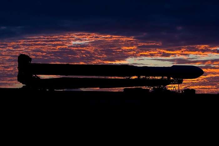 Falcon Heavy и Europa Clipper выезжают на стартовую площадку LC-39A на рассвете перед запуском. (Фото: SpaceX/Бен Купер)