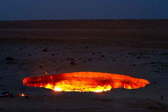 Ворота в ад, кратер в Туркменистане посреди пустыни Каракумы недалеко от оазиса Дарваза, где с 1971 года горит уходящий природный газ © Википедия