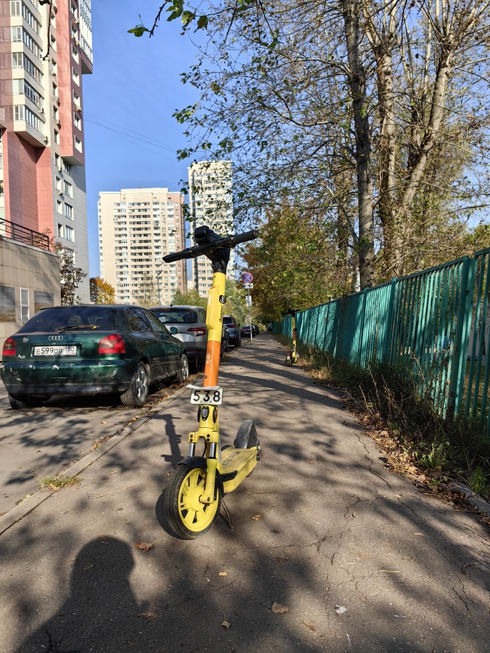 Видно, что номер специально загнут, чтобы было сложнее идентифицировать самокат