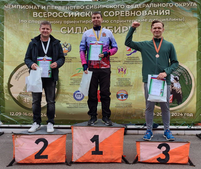 Фото с награждения: на первом месте парень из Красноярска собравший почти всё золото в категории. На втором мой товарищ по клубу и с бронзой моя довольная морда))