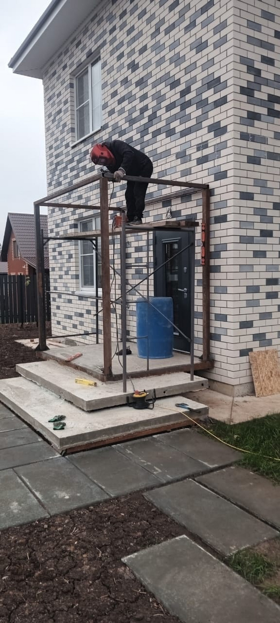 We continue to carry out work on the installation of the entrance group of the porch on one of our projects - My, Building, Good morning, Home construction, Mood, Brigade, Porch, Perm Territory, Black humor, Longpost