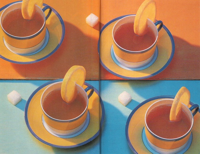 В центре вертикальная линия сгиба журнала