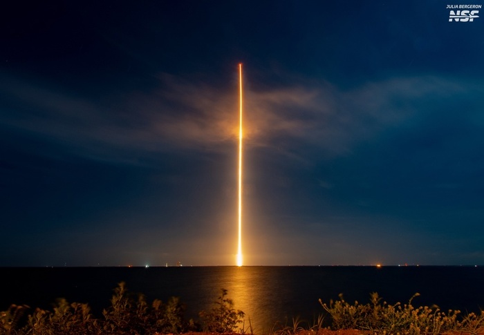 Falcon 9 взлетает в ночное небо. Фото: Джулия Бержерон для NSF