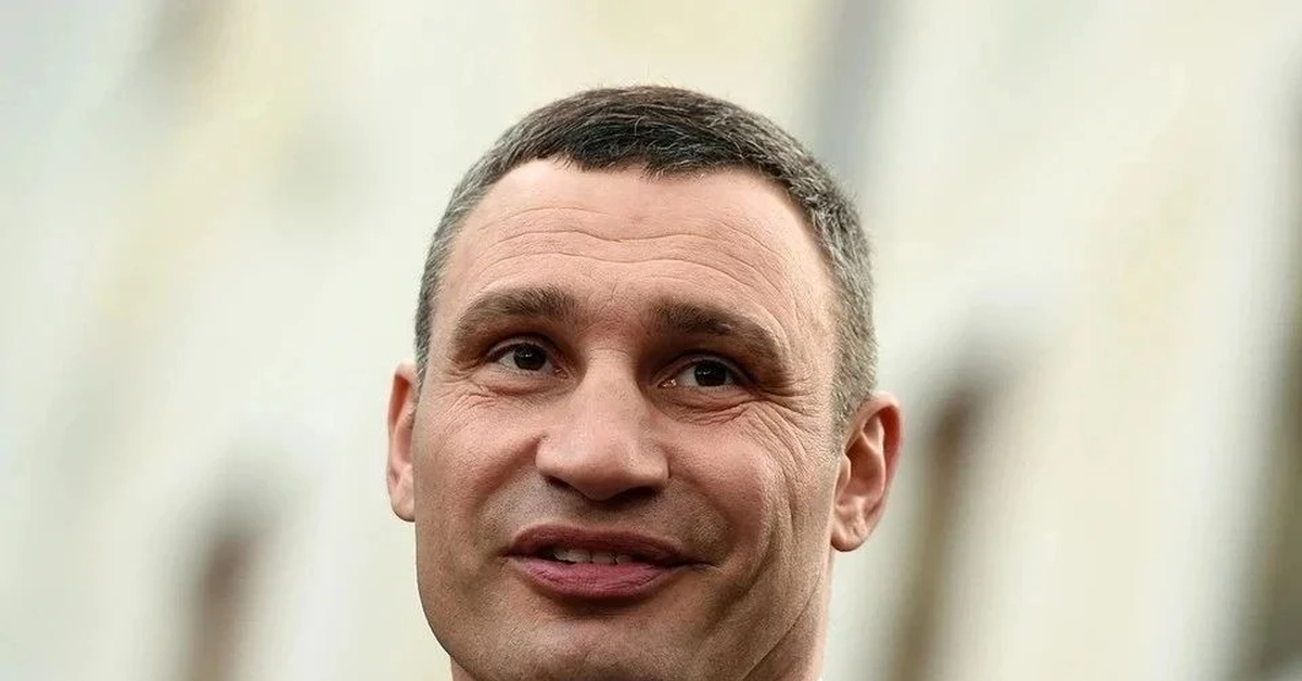 Бюстгалтердегі жыныстағы кеуделер