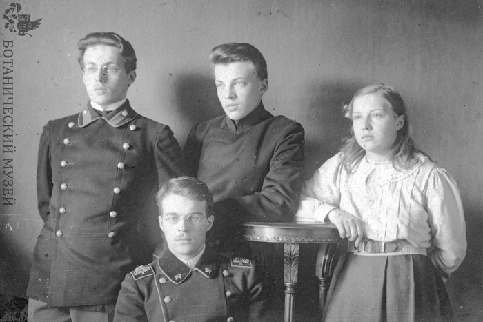 Юрий, Владимир, Олег и Людмила – дети Николая Степанович и Елены Михайловны Тюлиных. 1913 год. Фотография из коллекции фотоархива Ботанического музея РАН.