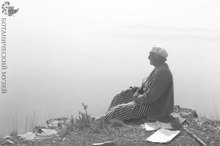 Тюлина Л.Н. на скалах над шоссе в Листвянку. Берег Байкала. 12.07.1975г., (из коллекции фотоархива Ботанического музея РАН).