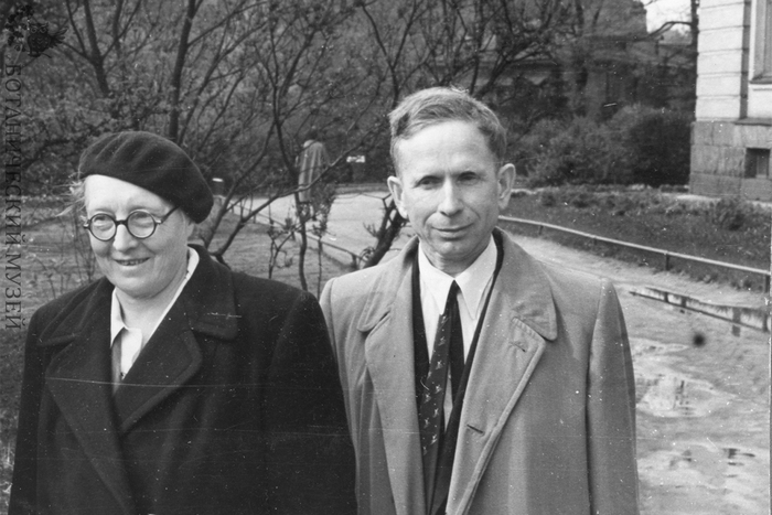 Тюлина Л.Н. и Работнов Т.А.(геоботаник) возле здания Гербария в парке Ботанического сада АН СССР. Фотография из коллекции фотоархива Ботанического музея РАН.