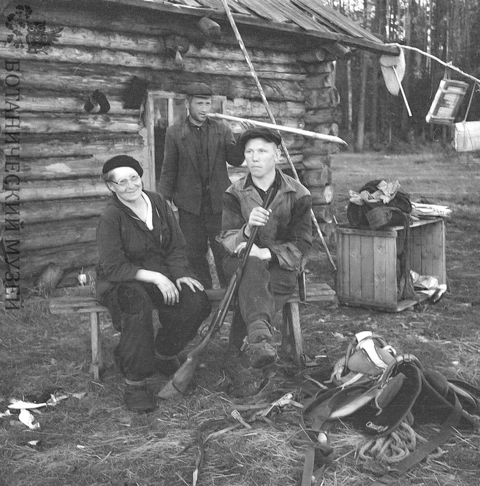 Экспедиция на Байкал, на давшинском покосе у зимовья: Л.Н.Тюлина, Миша Михалёв и Иван Фёдорович Жигун. 04.09.1958г., (из коллекции фотоархива Ботанического музея РАН).