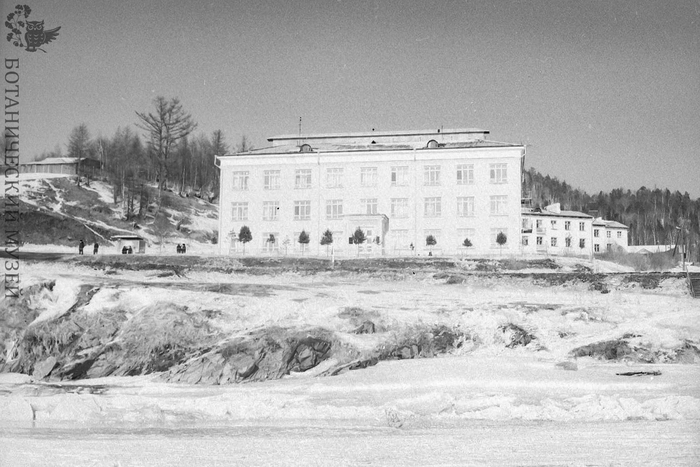 Байкал, пос.Листвянка, Рогатка, здание института. 1975 год. Фотография Тюлиной Л.Н. (из коллекции фотоархива Ботанического музея РАН)