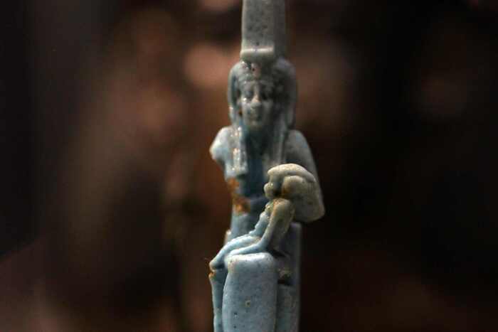 Исида, кормящая младенца Хора