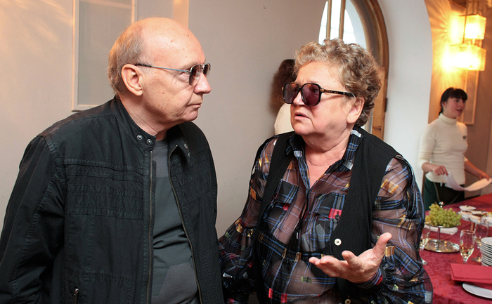 Андрей Мягков и Анастасия Вознесенская прожили счастливую совместную жизнь. Никогда не были замечены в интригах и скандалах.