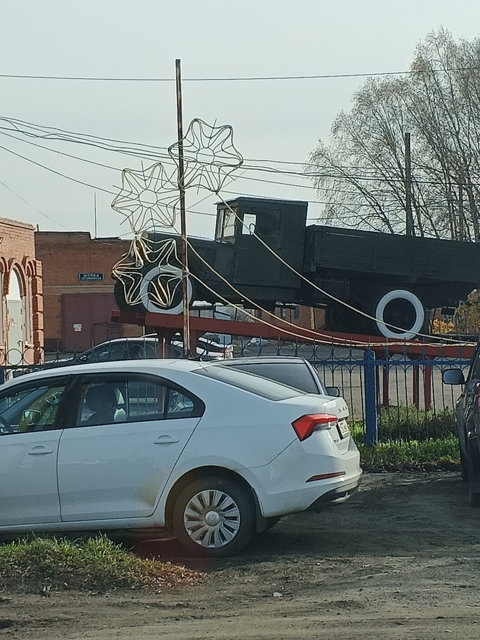 Успел снять такой вот памятник в Тяжинском