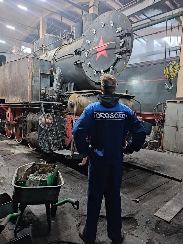 Engineer Arasaki thinks how to make a steam locomotive. - Photo in color. 2077. (real) - Locomotive, Humor, Memes, The photo