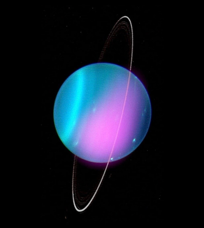 Первое фото Урана, которое показывает его свечение в рентгеновском диапазоне