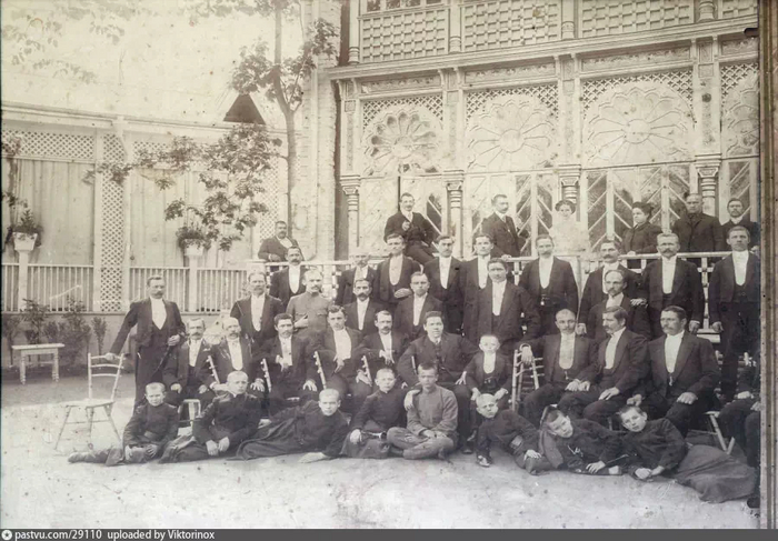 Веранда в ресторане Крынкина на Воробьёвых горах. Здесь, кстати, официанты были одеты, как трактирные половые, 1910-1912. С сайта <!--noindex--><a href="https://pikabu.ru/story/kakimi_byili_moskva_i_moskvichi_za_neskolko_let_do_revolyutsii_1917_goda_11916606?u=http%3A%2F%2Fwww.pastvu.com&t=www.pastvu.com&h=3a9dc09f3a362ad923b8078d477795b9581f7c33" title="http://www.pastvu.com" target="_blank" rel="nofollow noopener">www.pastvu.com</a><!--/noindex-->.