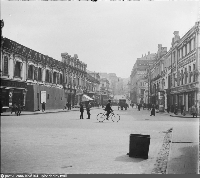 Улица Кузнецкий мост на пересечении с Петровкой в сторону Неглинной, 1912. Автор фото: А.А. Губарев. С сайта <!--noindex--><a href="https://pikabu.ru/story/kakimi_byili_moskva_i_moskvichi_za_neskolko_let_do_revolyutsii_1917_goda_11916606?u=http%3A%2F%2Fwww.pastvu.com&t=www.pastvu.com&h=3a9dc09f3a362ad923b8078d477795b9581f7c33" title="http://www.pastvu.com" target="_blank" rel="nofollow noopener">www.pastvu.com</a><!--/noindex-->.