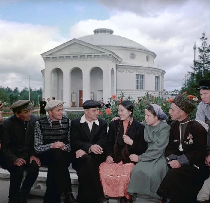 Leading agricultural workers from the USSR republics at the All-Union Agricultural Exhibition in Moscow, 1954 - Сельское хозяйство, the USSR, Made in USSR, Telegram (link), The photo