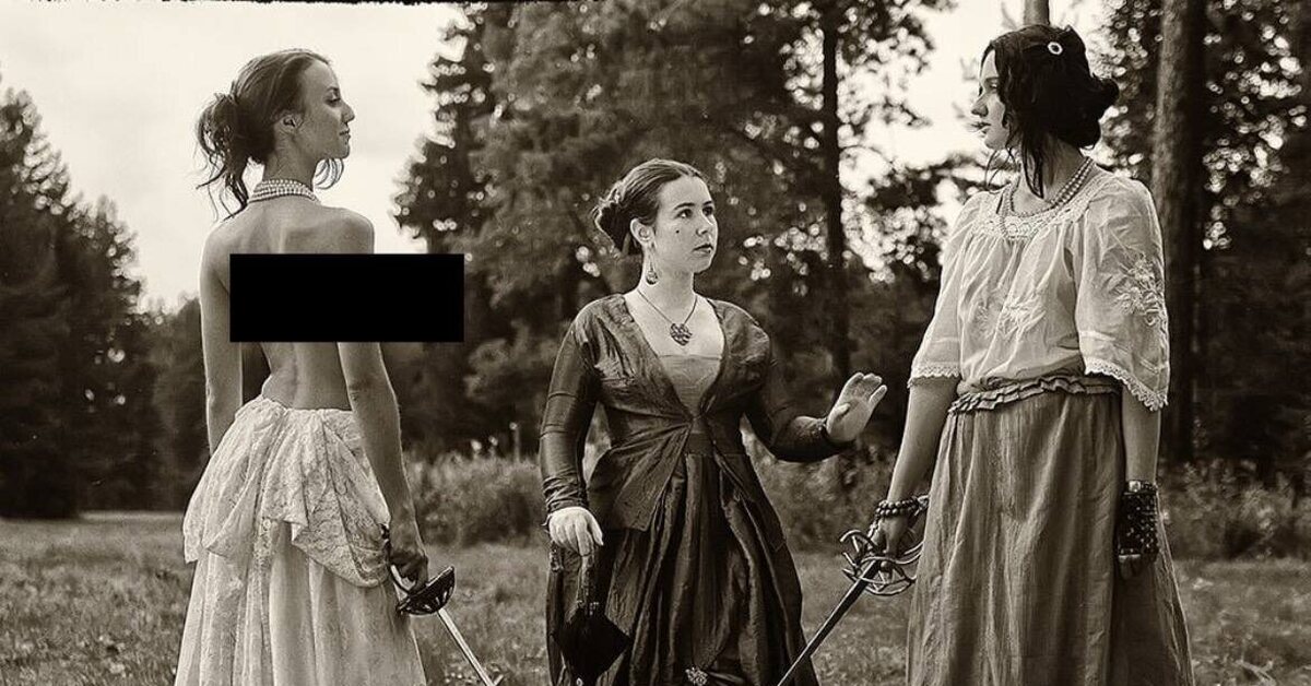 дуэль на шпагах в старинном костюме, напряженный момент