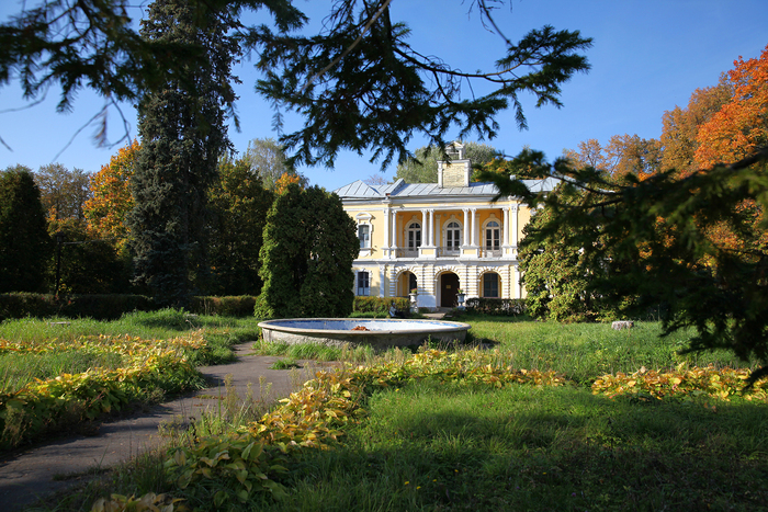 Это одно из всего двух строений, сохранившихся в усадьбе Глинки со времен его первого хозяина, после многочисленных перестроек и разрушений.